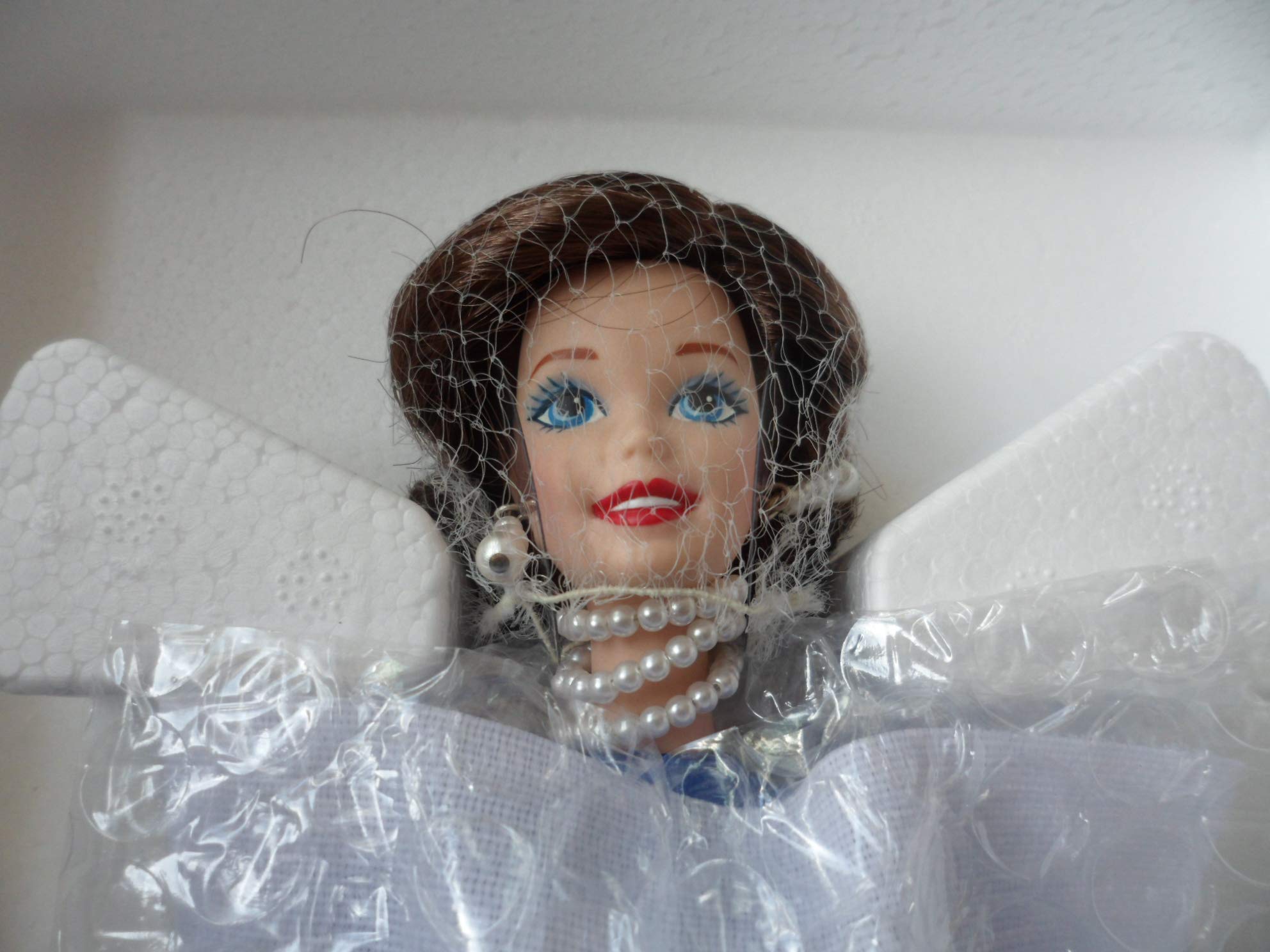 ヴィンテージ　バービー人形　Barbie doll ポーセリンコレクション Amazon.com: Barbie - Evening Pearl - The Presidential Porcelain